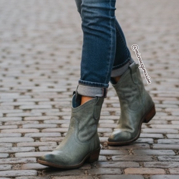 Frye Shoes - RARE Frye Carson Pull On Blue Leather Southern/Western Low Heel Cowgirl Boots